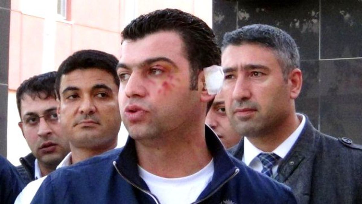 Hastane Çalışanı, "Sessiz Olun" Dedi, Suriyeli Grubun Saldırısına Uğradı
