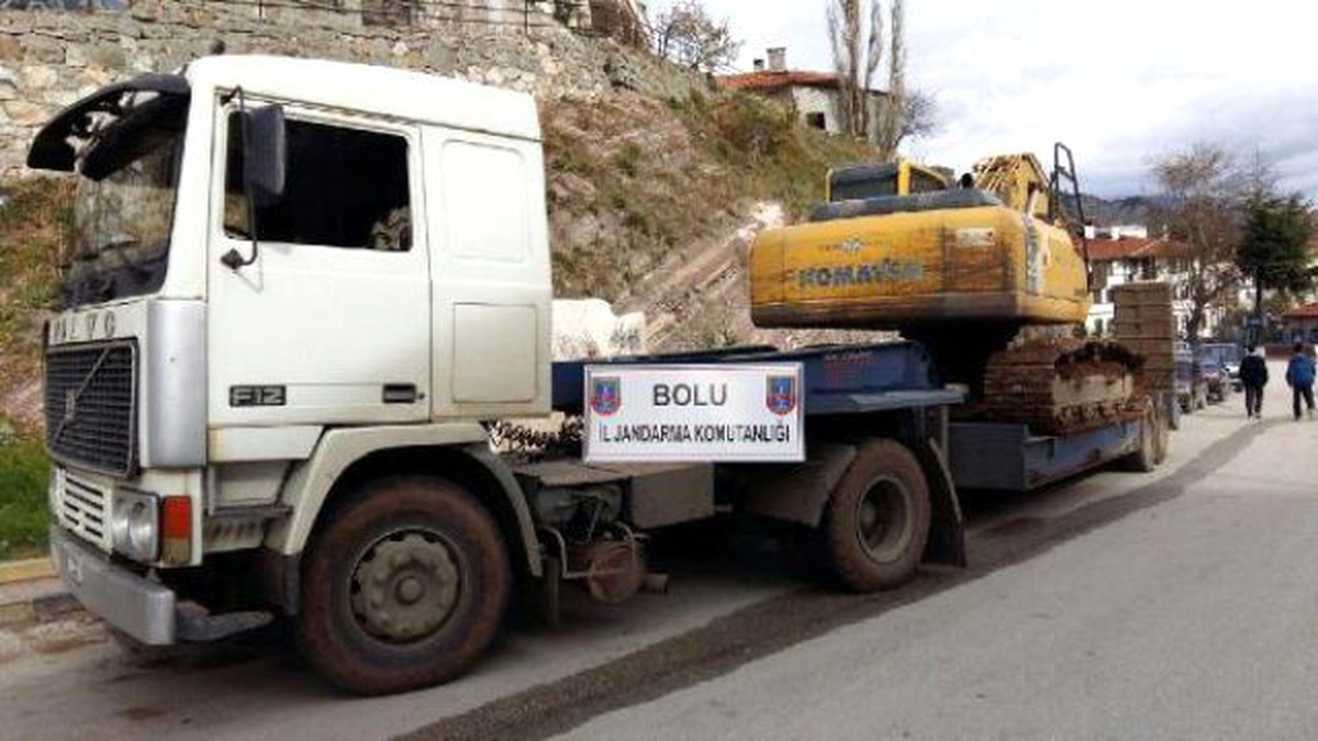 İş Makinesiyle Kaçak Kazı Yapan 5 Kişiye Gözaltı