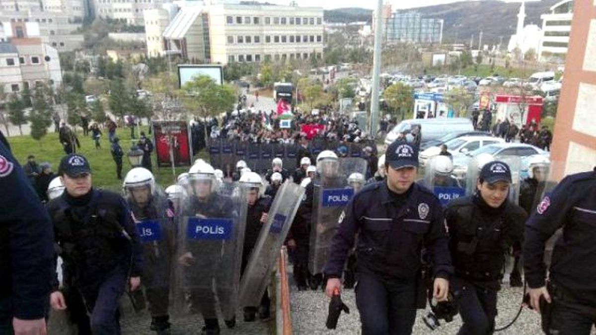 Kocaeli Üniversitesi\'nde Basın Açıklaması Gerginliği