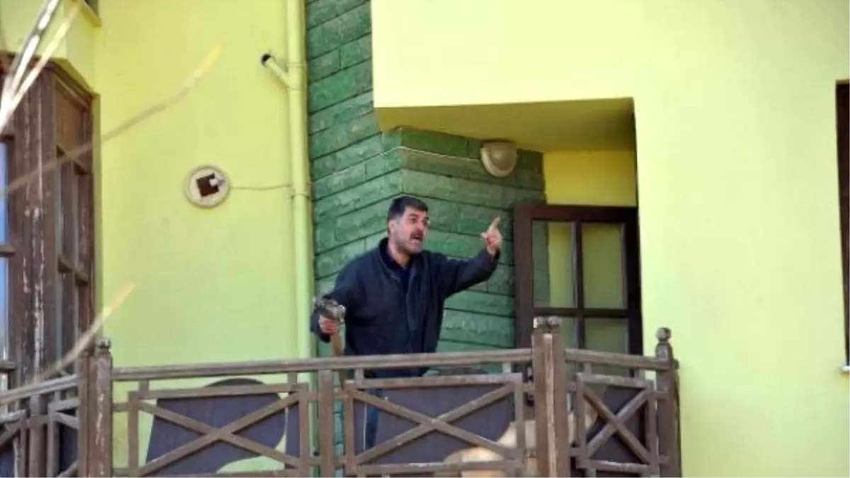 Köpek Barınağına Çevirdiği Villayı Boşaltmak İstemedi, Balyozla Duvarlara Vurdu