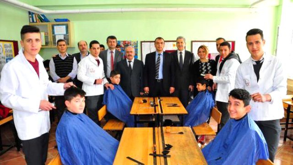 Meslek Lisesi Öğrencilerinden Uygulamalı Saç Tıraşı