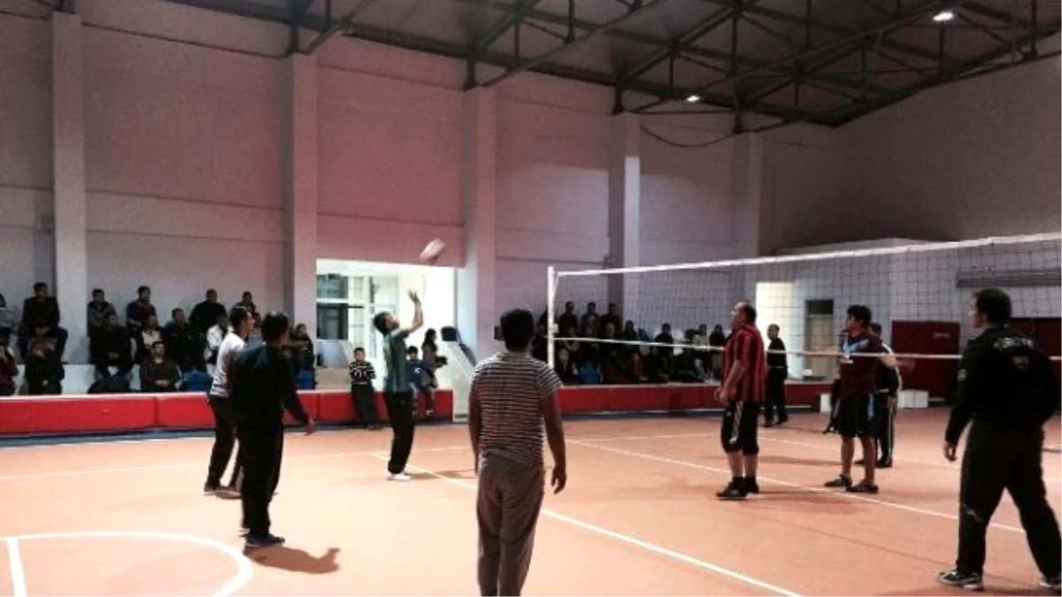 Tufanbeyli\'de Voleybol Turnuvası Sona Erdi