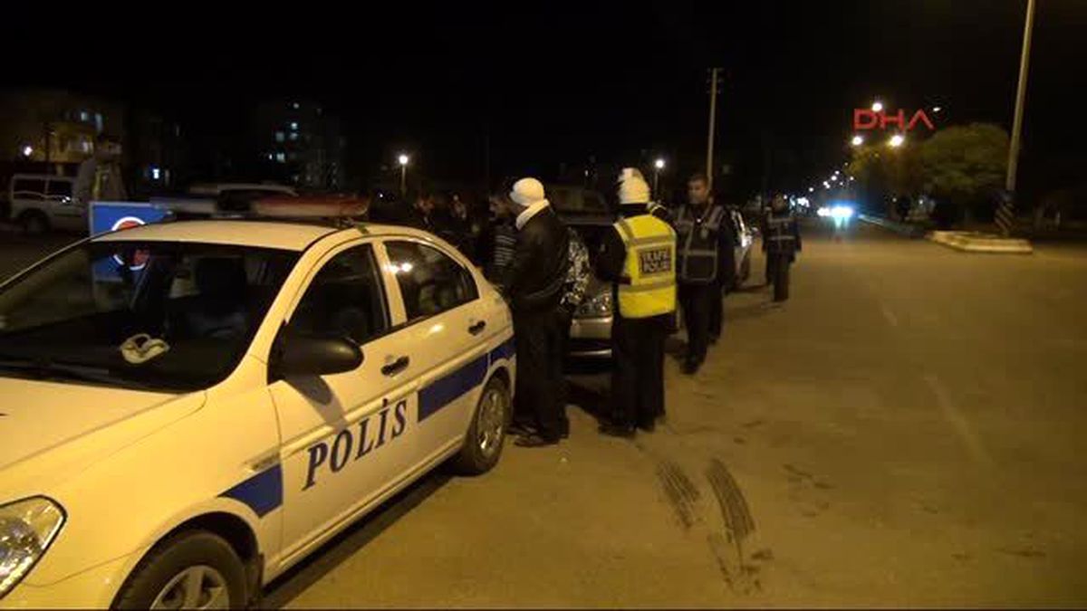 Adıyaman?da Polisten Şüpheli Araçlara Denetim