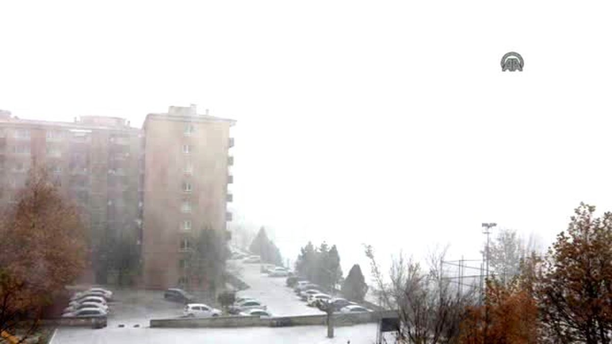 Ankara'da Kar Başladı, Bolu Dağı'nda Ulaşım Güçlükle Sağlanıyor