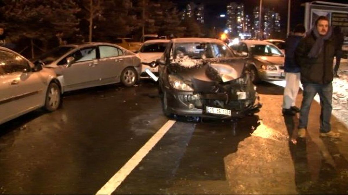 Başkent\'te Kar Yağışı Trafik Kazalarını Beraberinde Getirdi
