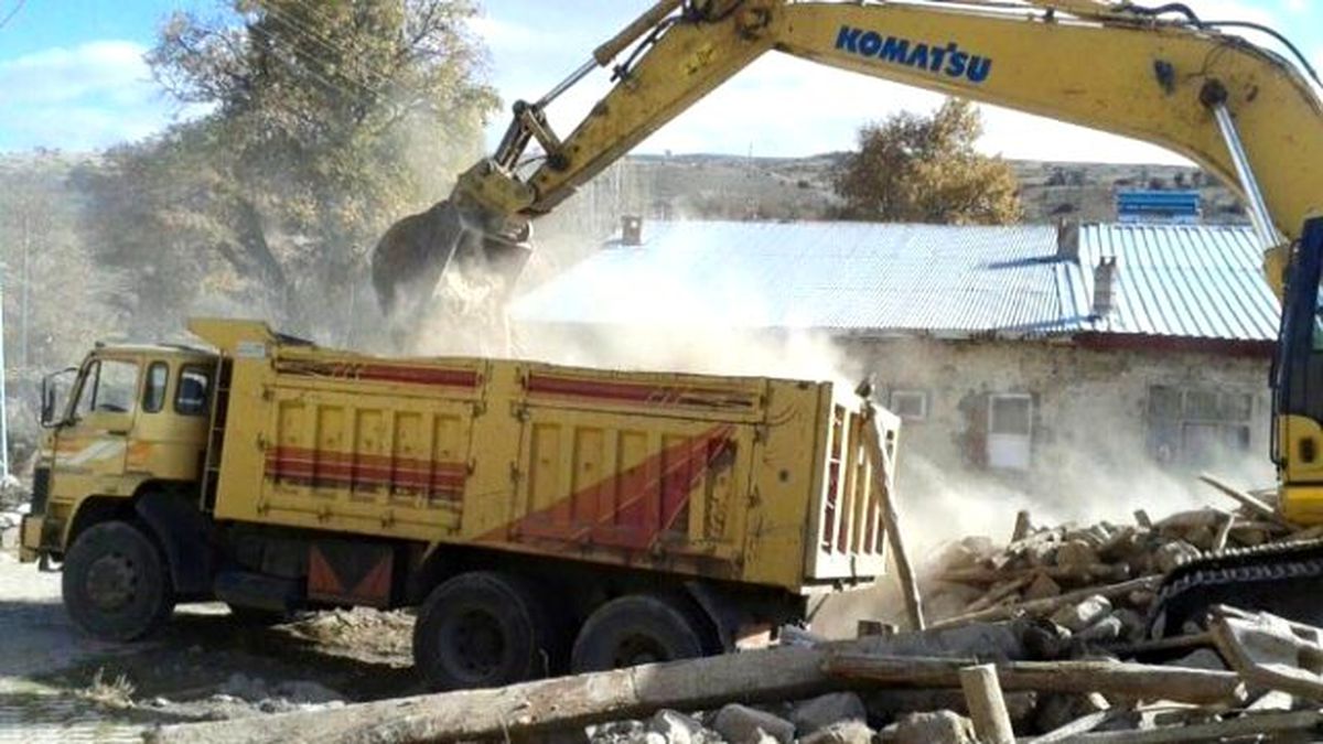 Beyşehir\'de Tehlike Yaratan Metruk Binalar Yıkılıyor