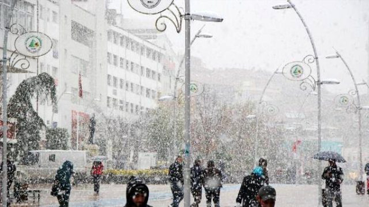 Bolu Dağı\'nda Kar Ulaşımı Yavaşlattı