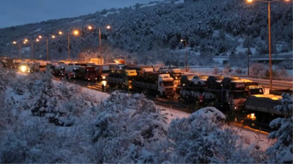 Bolu Dağı\'nda TEM Otoyolu\'nun Ankara İstikametinde Yoğun Trafik Oluştu