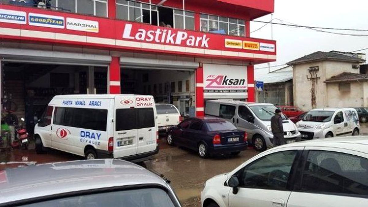 Kar Yağdı Sürücüler Lastikçilerin Yolunu Tuttu