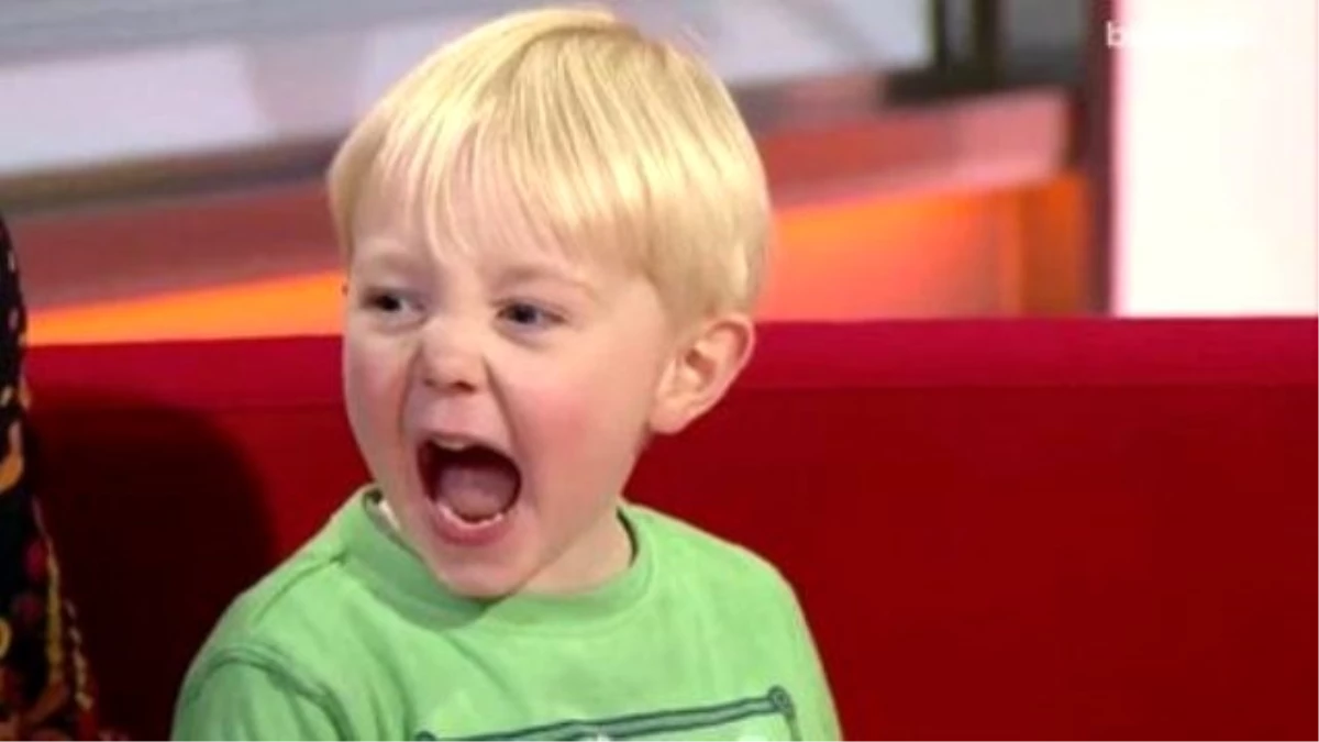 Kid Laughs Uncontrollably During Live Tv İnterview