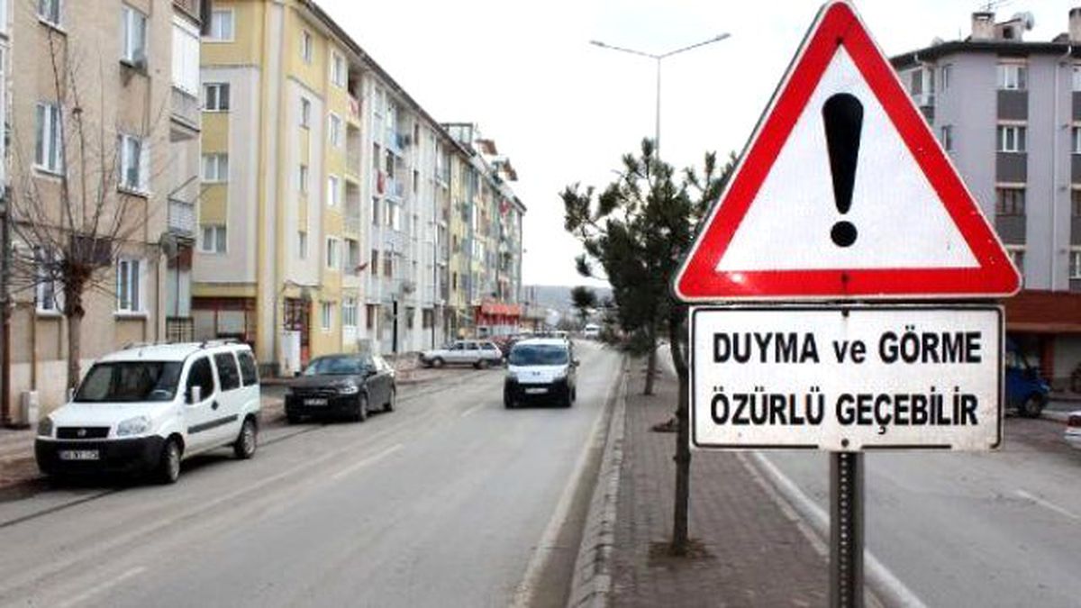 Levhadaki \'Özürlü\' İfadesi Engellileri Üzdü