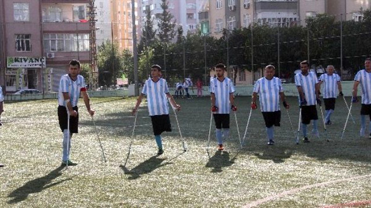 Engelleri Futbolla Yendiler