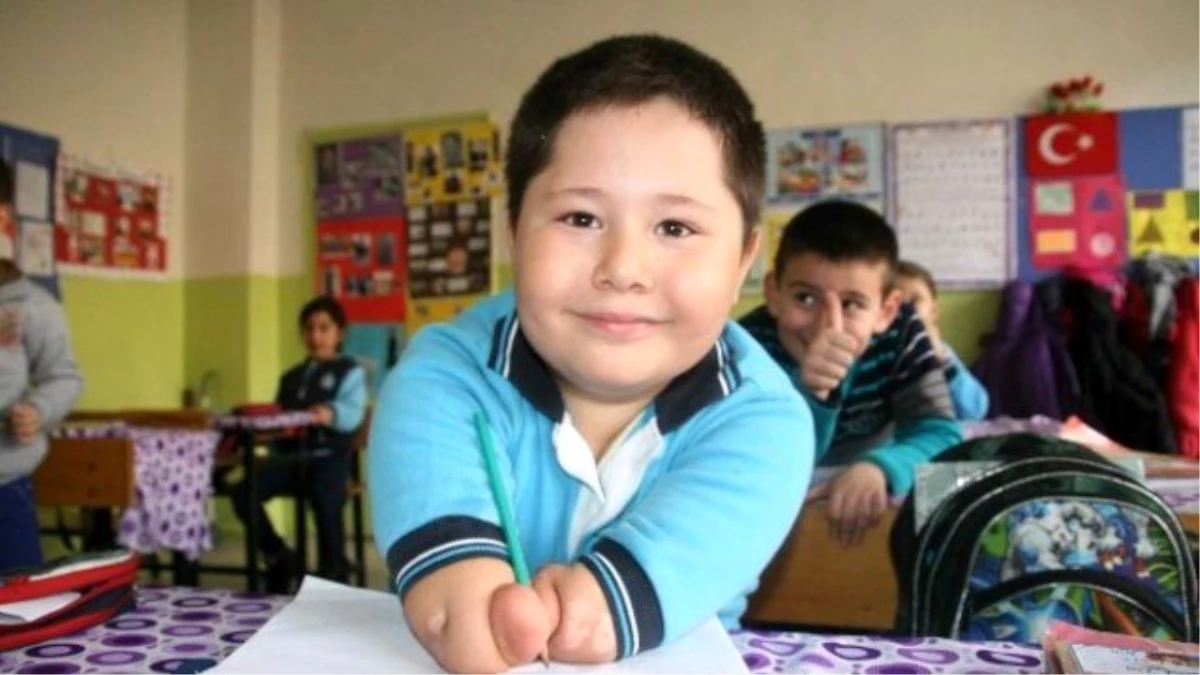 Yozgat\'ta Engelli Minik Muhammet Enes, Azmi ve Neşesiyle Engel Tanımıyor