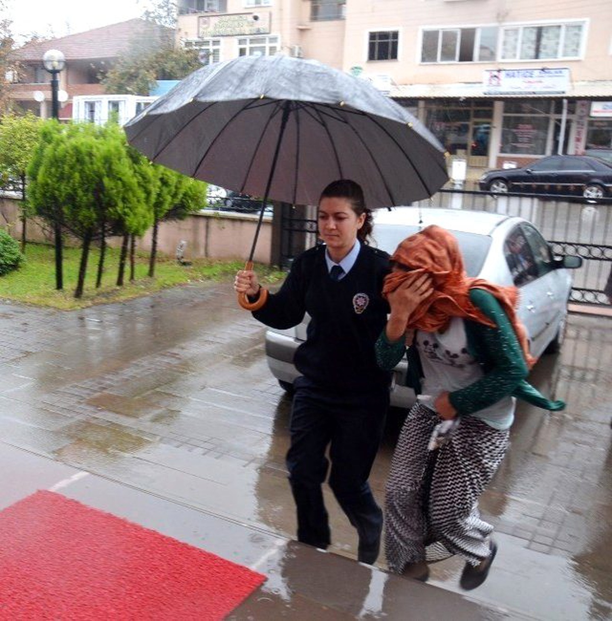 Saç Tokasıyla Kapı Açan Kadın Hırsız Yakalandı