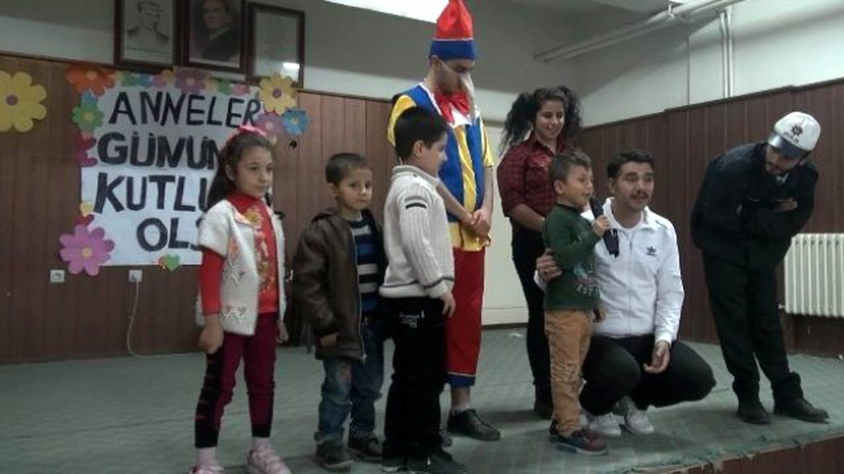 Şanlıurfa\'da Tiyatro Ekibinden, Minik Öğrencilere Özel Gösteri