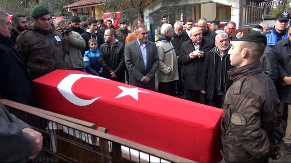 Şehit Özel Harekat Polisi Arkadaşlarının Omuzlarında Son Yolculuğuna Uğurlandı -1