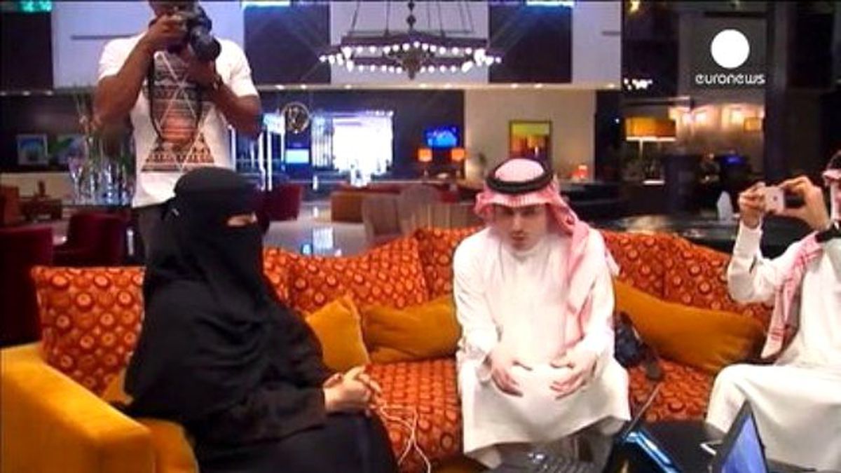Suudi Arabistan\'da Kadınlar Seçme ve Seçilme Hakkını İlk Kez Kullanıyor