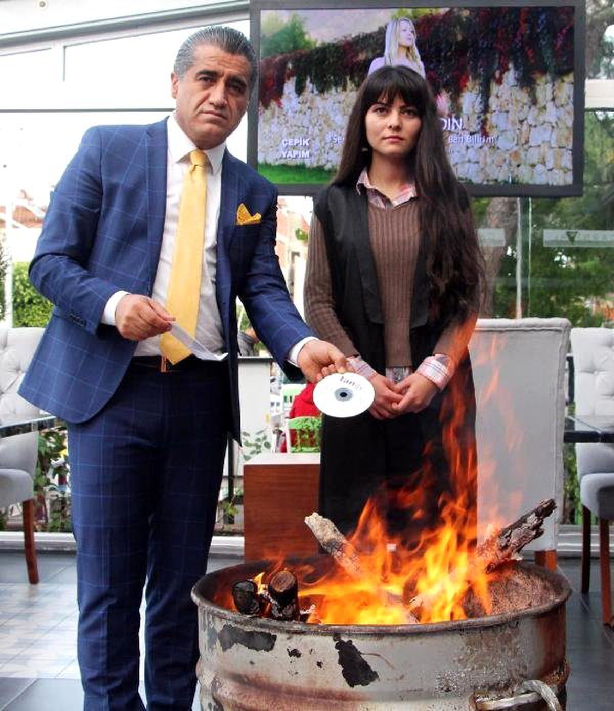 Türkücü Aydın, Rus Mankenin Rol Aldığı Klibini Yaktı