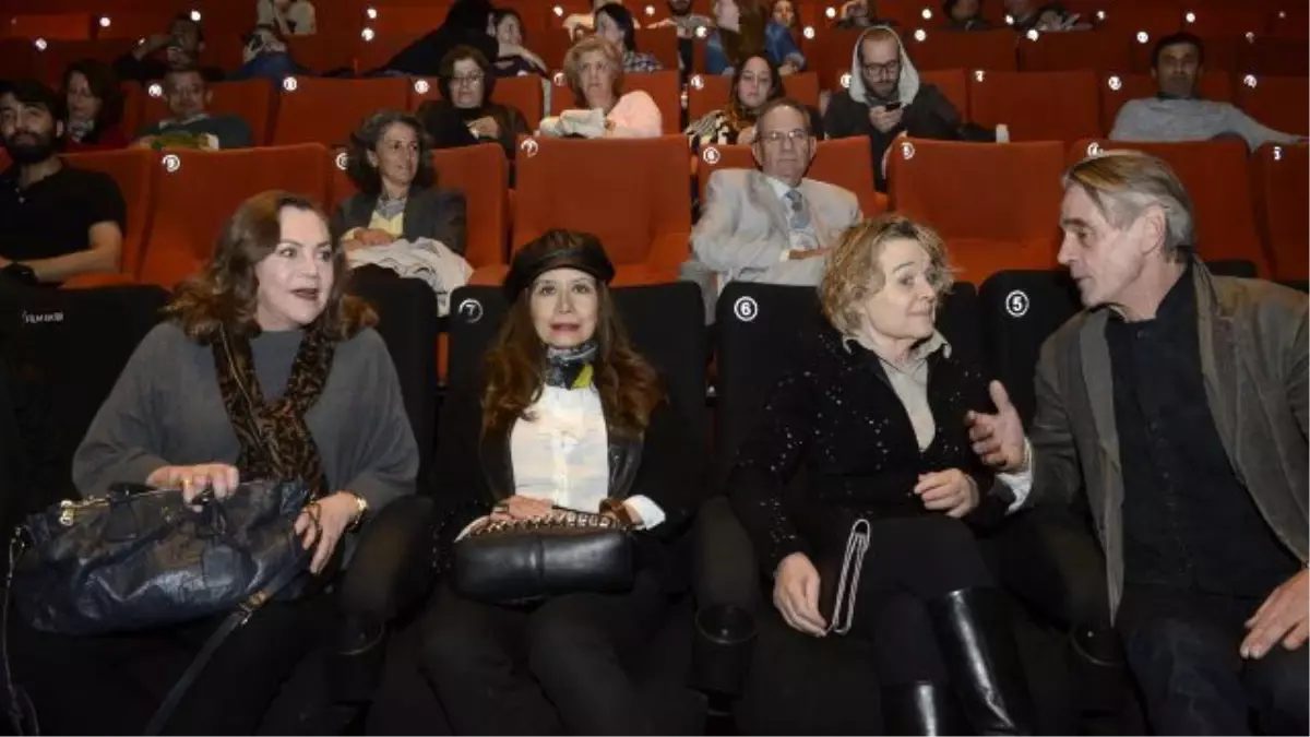 Üç Kelimeyle İran'da Kadın Olmak: