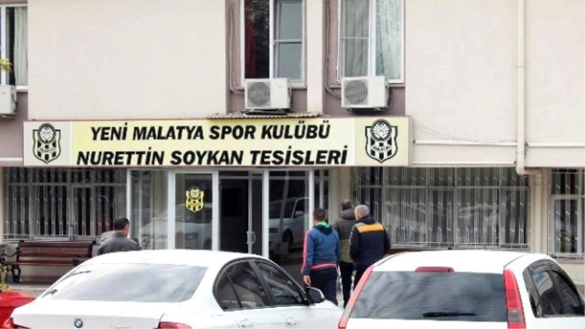 Yeni Malatyaspor\'da Futbolcular Antrenmanı Boykot Etti