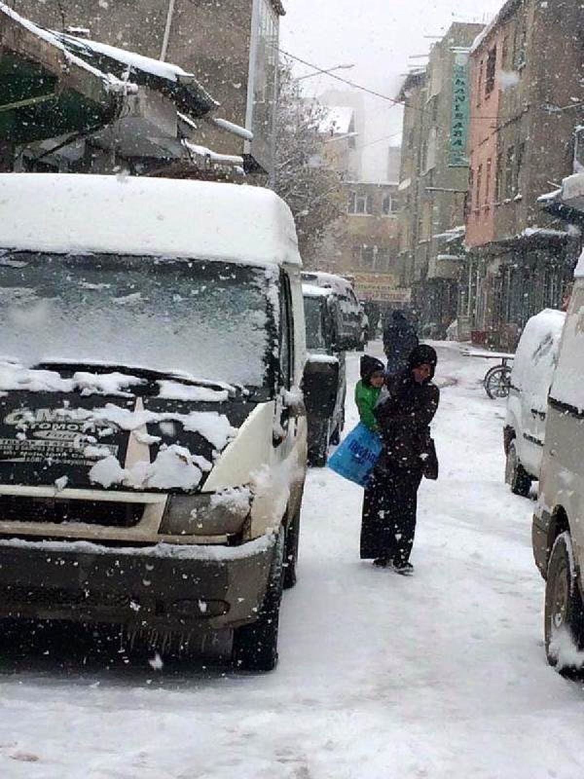 Ağrı\'da Tipi Nedeniyle Tır\'lar Yolda Kaldı