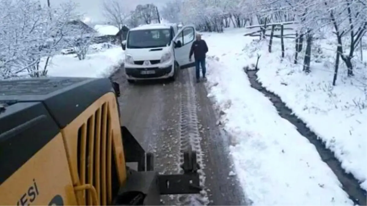 Akyazı Belediyesi Ekipleri Kapanan Yolları Açtı