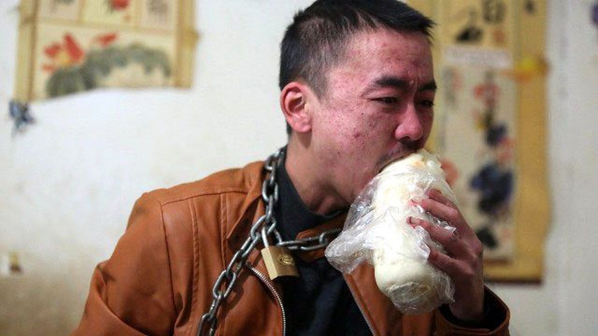 Çinli Genç, Alkolden Kurtulmak İçin Kendini Zincirledi