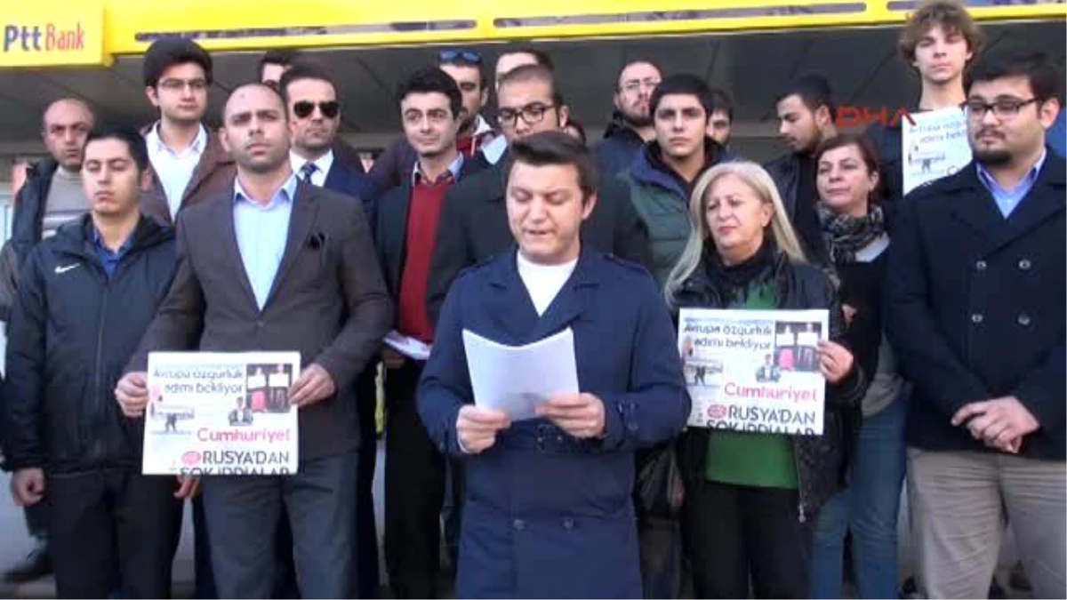 Antalya - CHP\'li Gençler Oyuncak Tır\'la Gazeteciler Dündar ve Gül\'ün Tutuklanmasını Protesto Etti