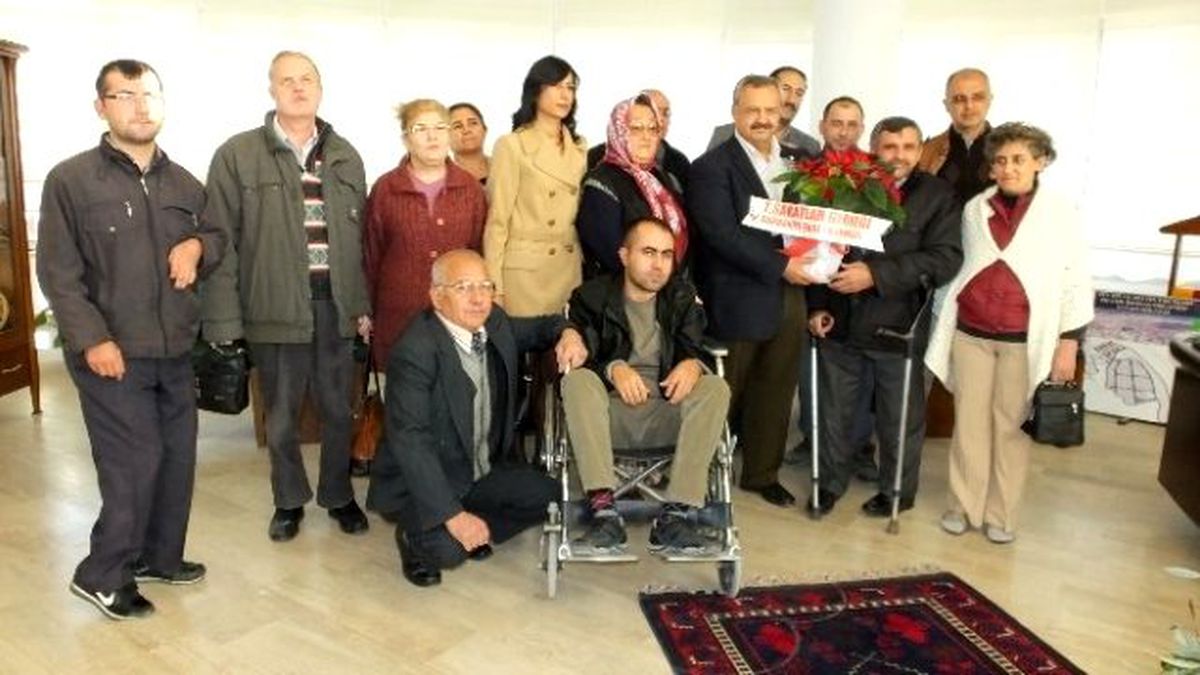 Burhaniye\'de Başkan Uysal Engellileri Kabul Etti