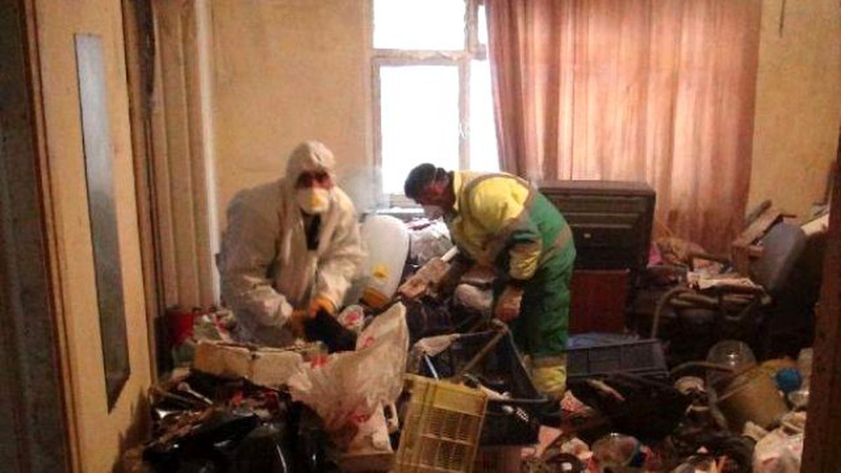 Bursa\'da Çöp Ev Mahkeme Kararıyla Boşaltıldı