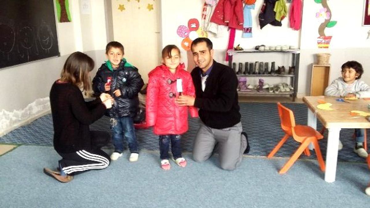 Emekli Çiftten Öğrencilere Mont Yardımı