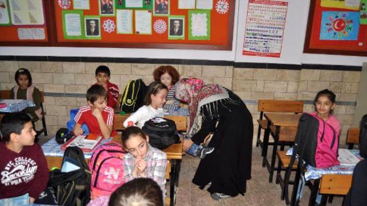 Engelli Kızı İçin Okuldan Ayrılmıyor