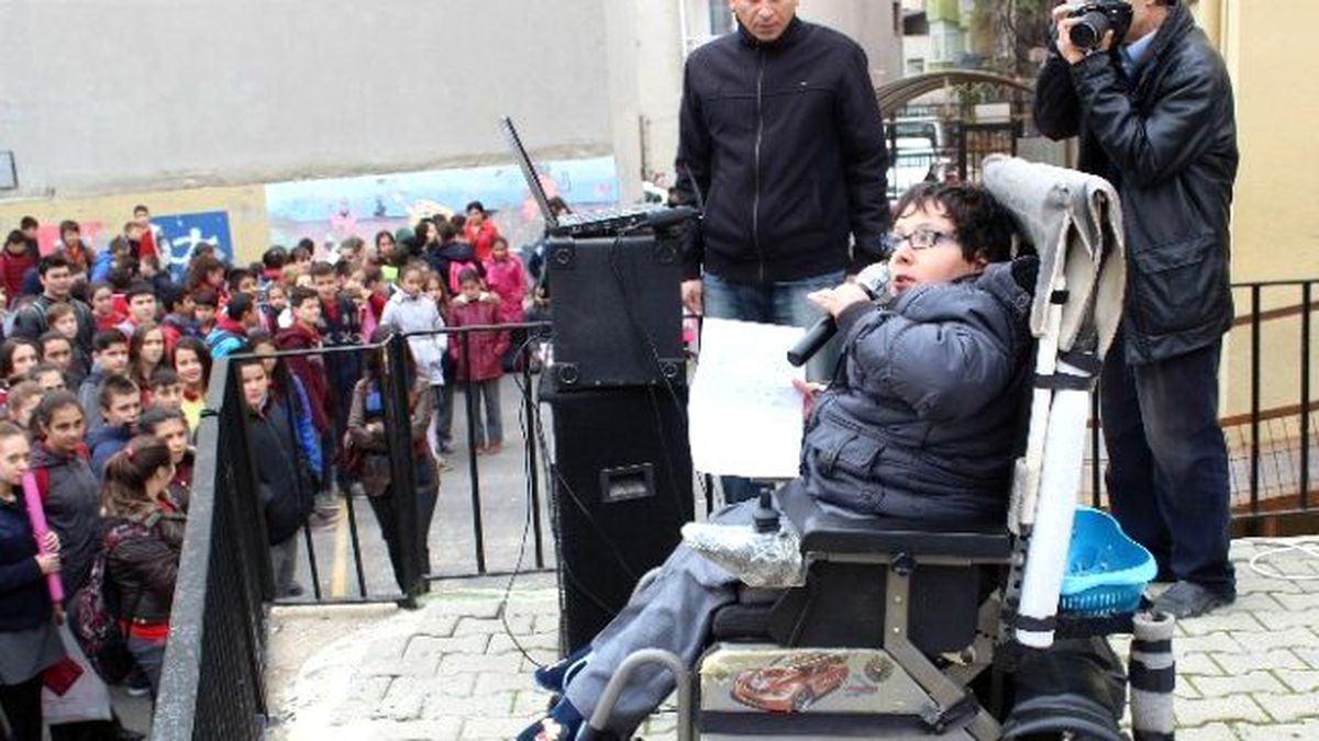 Engelli Öğrenci ve Öğretmene Hediye Verildi