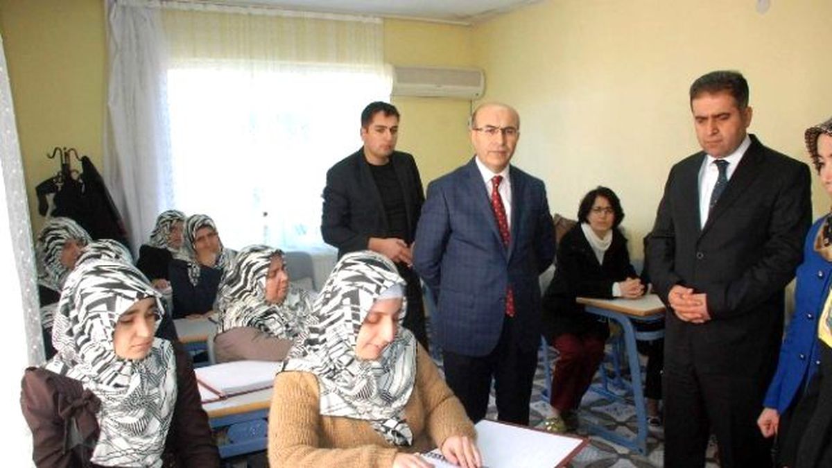 Görme Engelli Kursiyerler Kur\'an-ı Kerimi Dokunarak Öğreniyor