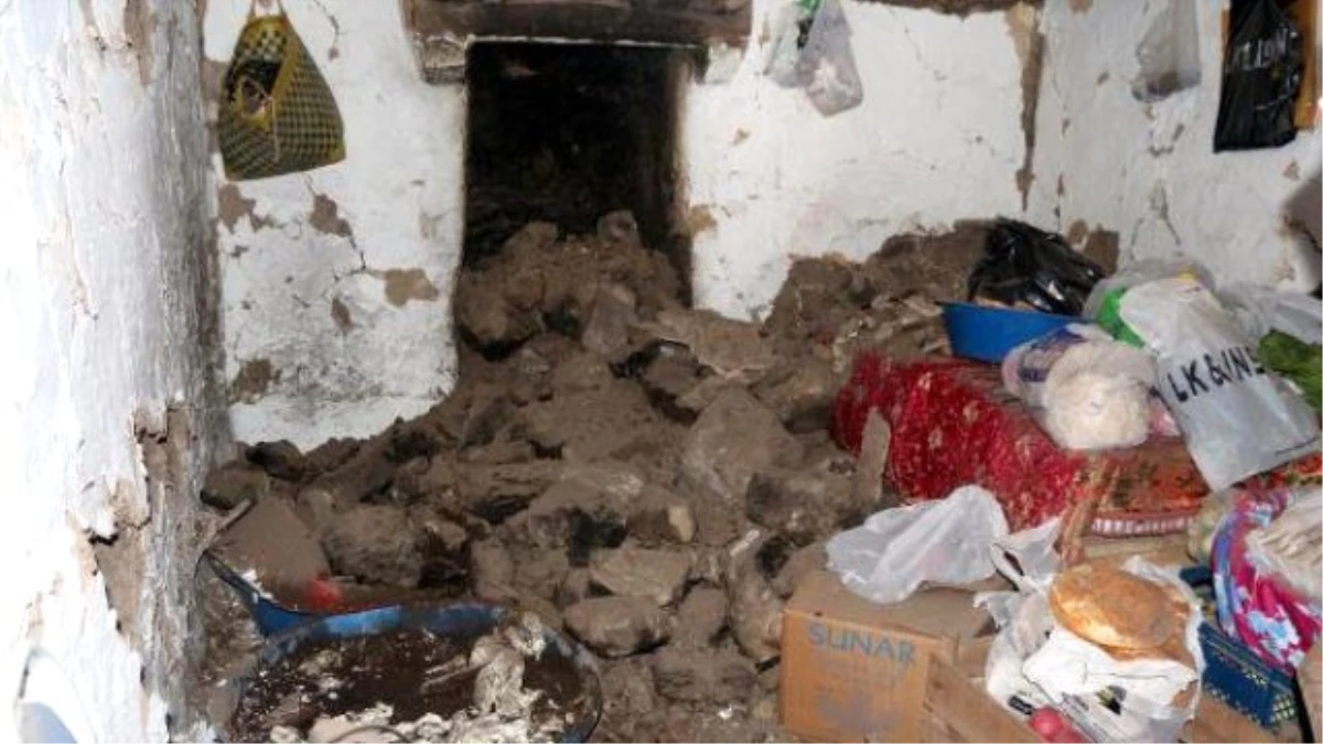 Kiğı\'daki Depremde Kerpiç Evlerde Hasar Meydana Geldi