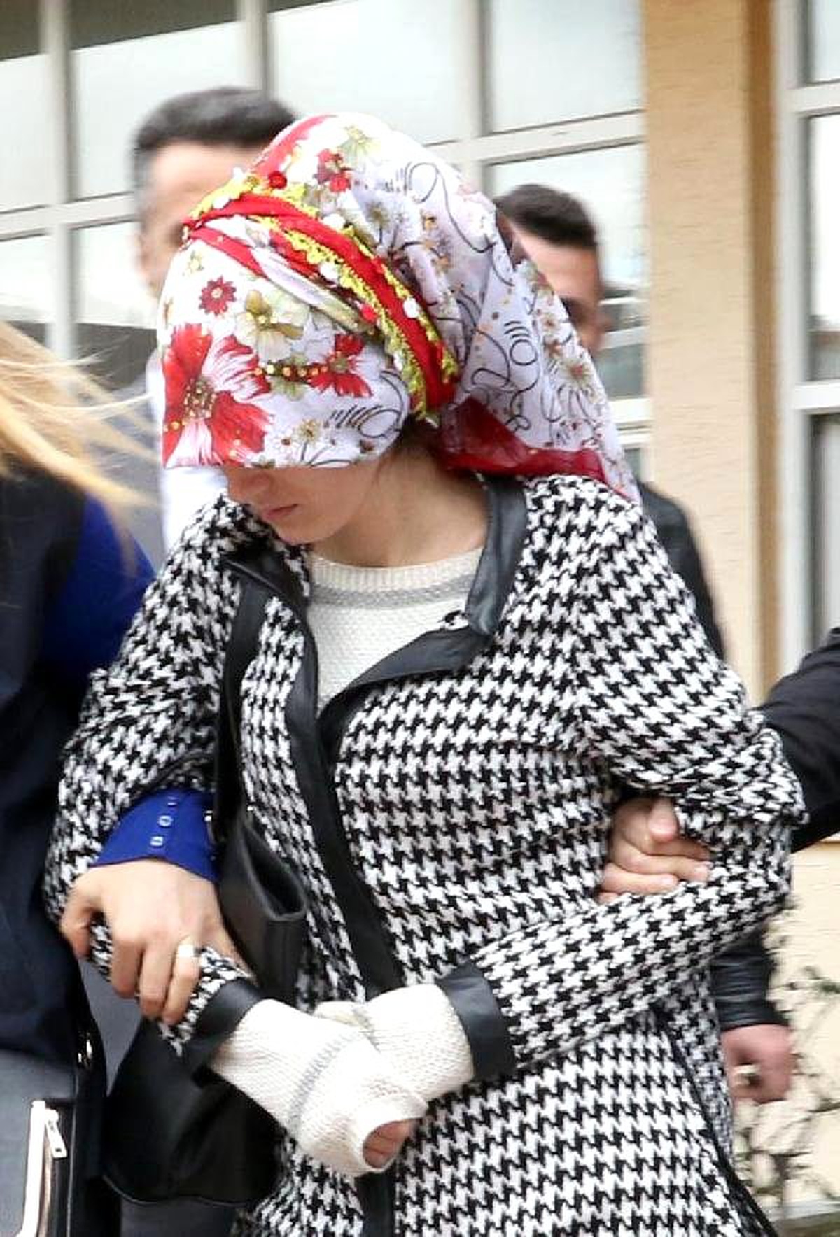 Kız Arkadaşıyla 10 Bin TL Değerinde Altın Gasp Etti