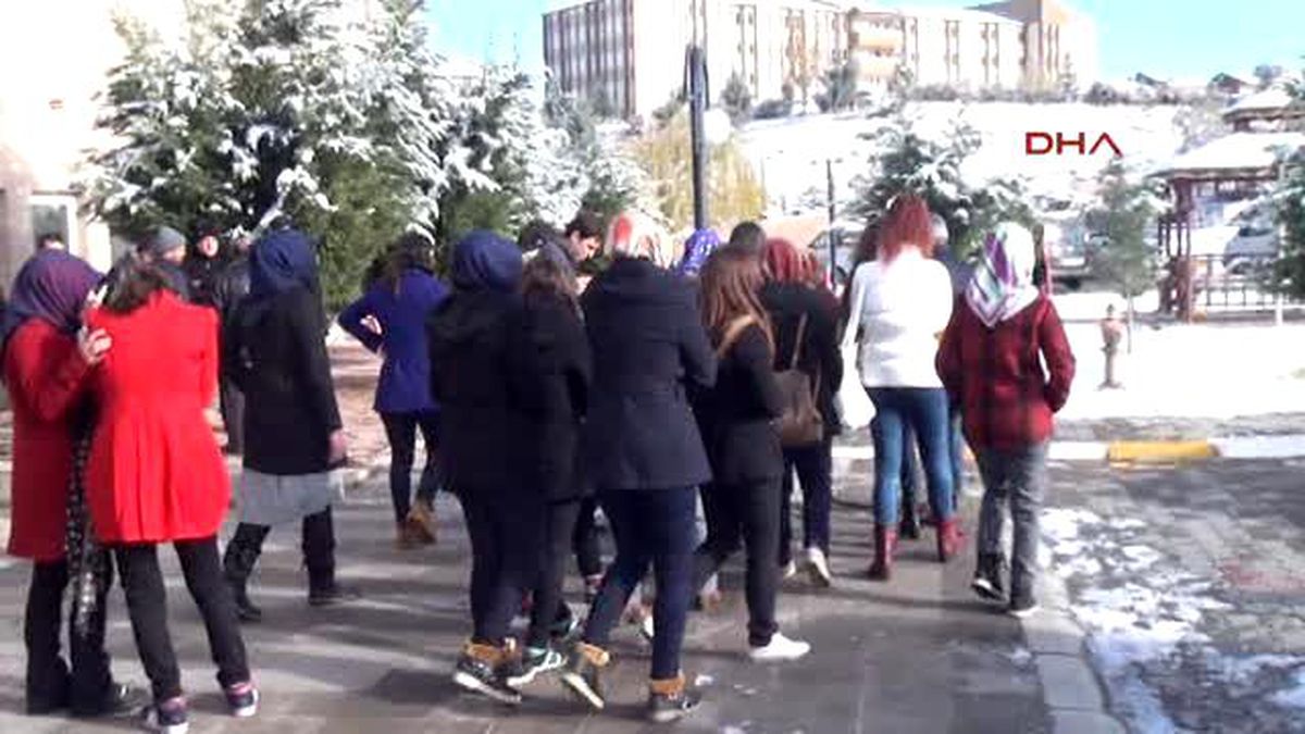 Nevşehir\' de Öğrenci Servisi Buzlanma Nedeniyle Kaza Yaptı; 9 Yaralı