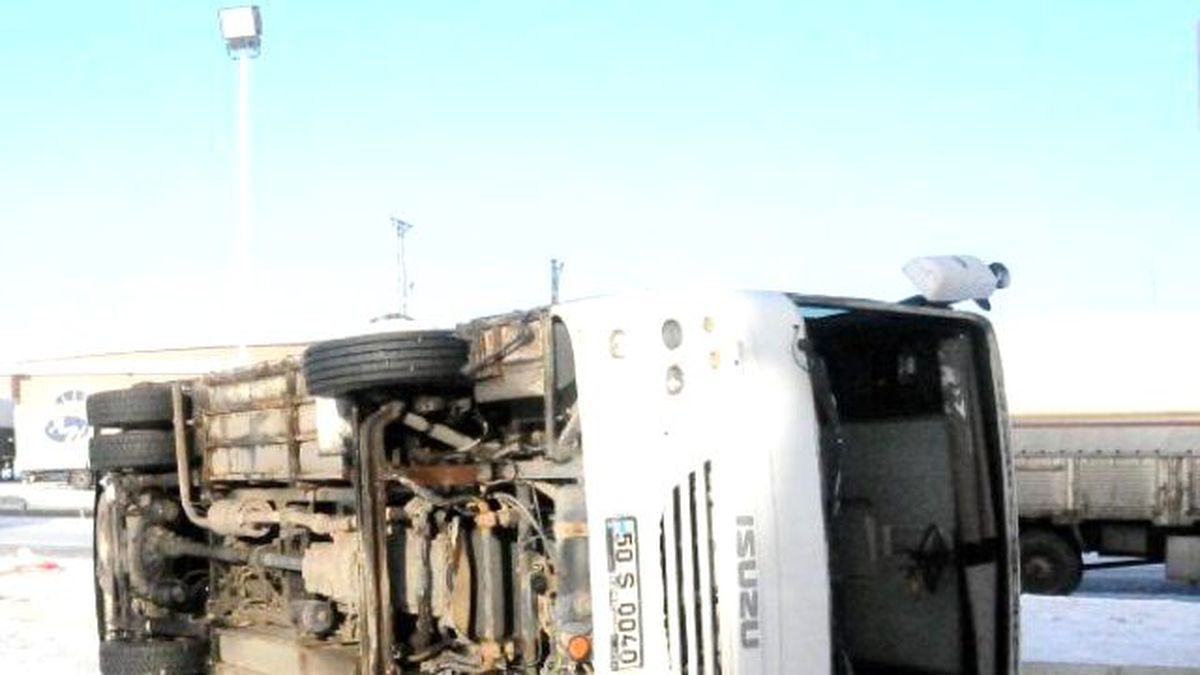 Nevşehir\'de Öğrenci Servisi Devrildi: 9 Yaralı