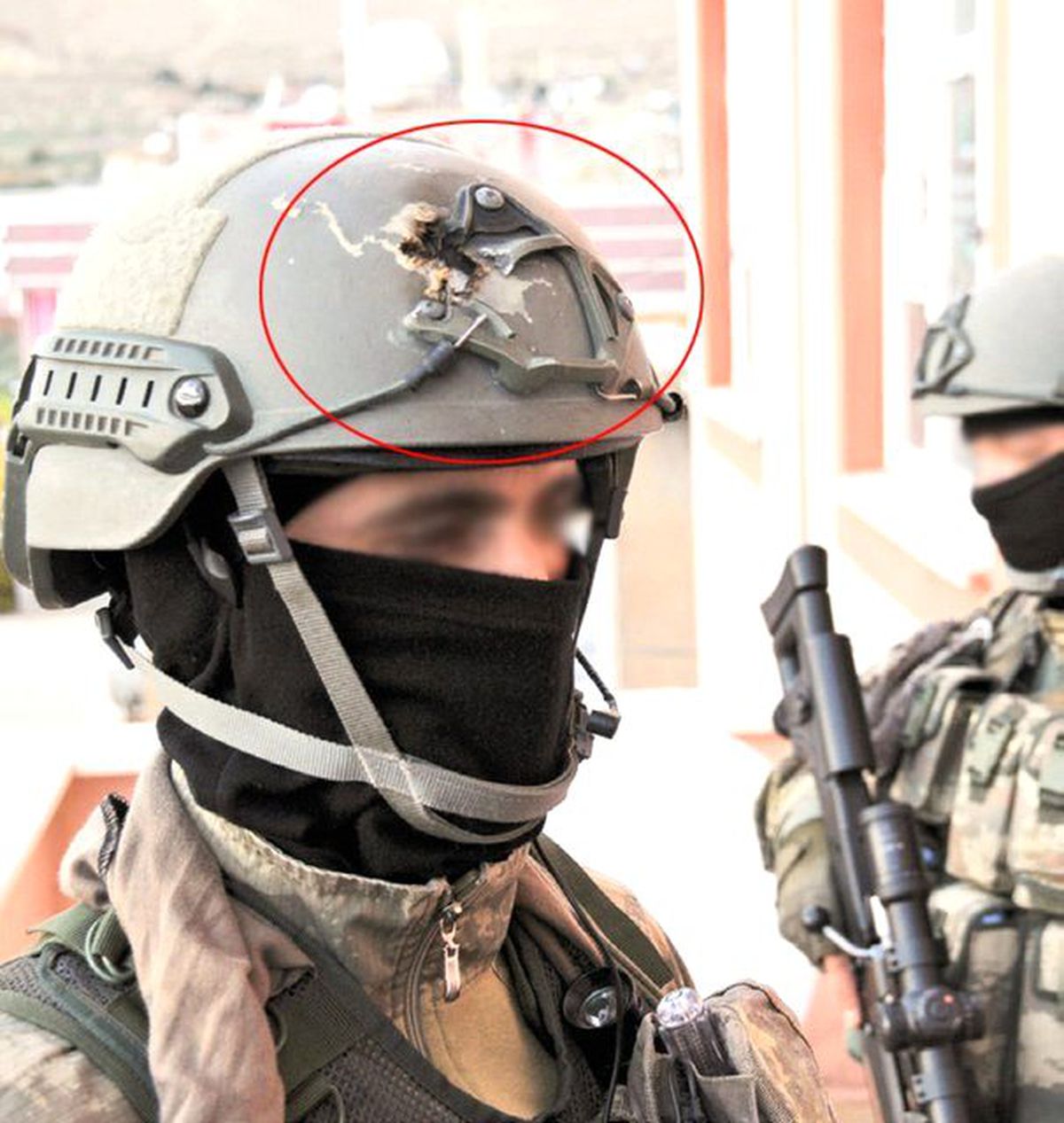 Yürek Yakan Kare! Bayrak Nöbeti Tutan Askerin Miğferinde Kurşun İzi