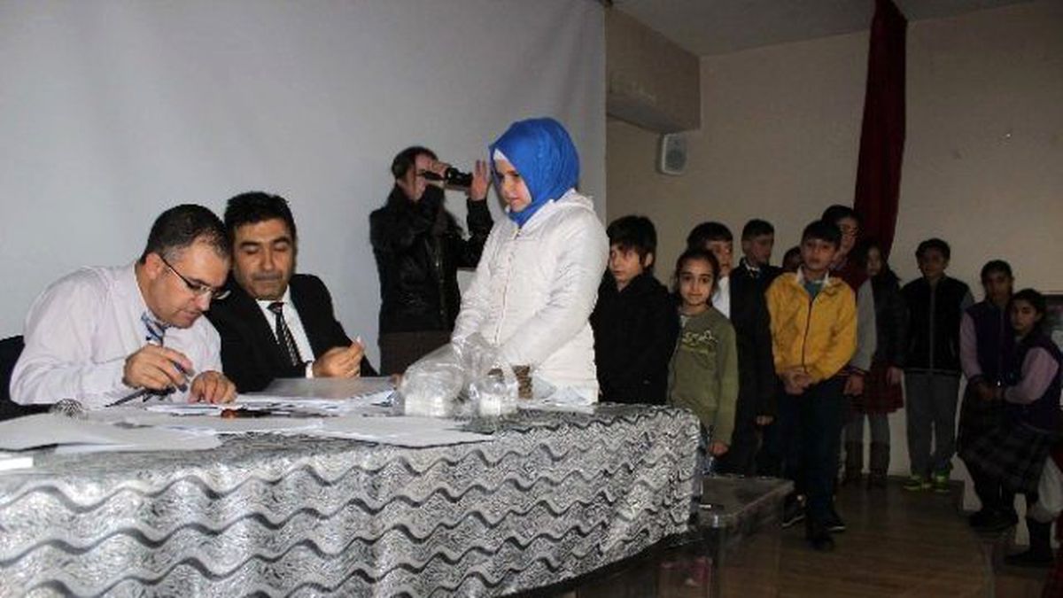 Öğrenciler Sandık Başına Gitti