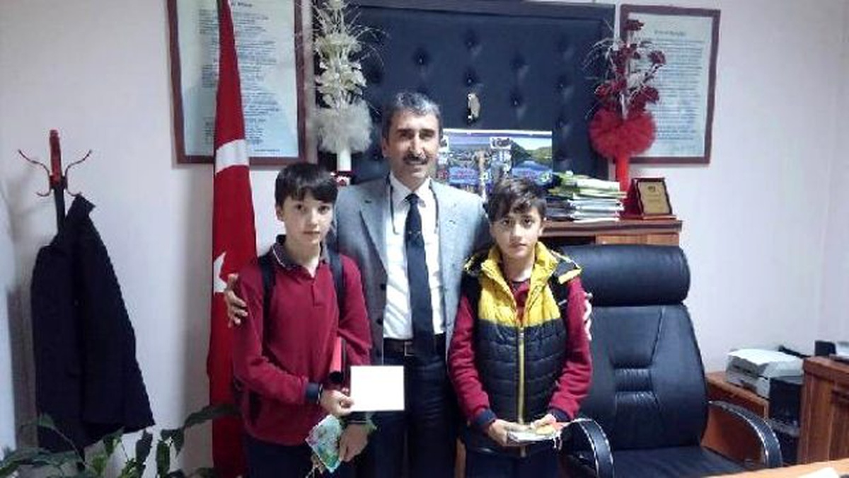 Öğrenciler Yolda Buldukları Parayı Belediyeye Teslim Etti
