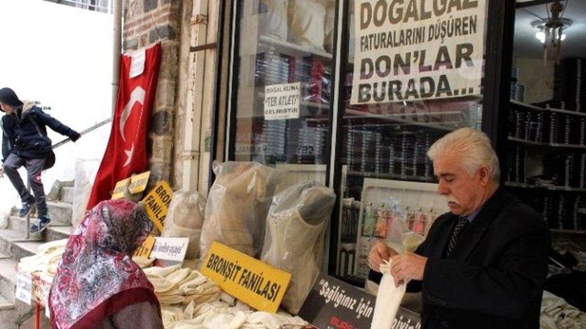 Kar Kapıya Dayandı, Vatandaş Isınmak İçin Yün İç Çamaşırlarına Hücum Etti