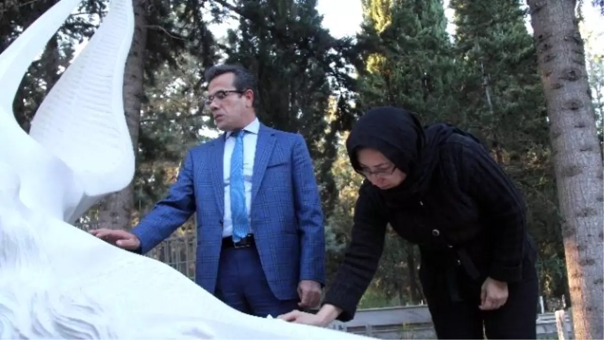 Özgecan\'ın Ailesi Kızlarının Mezarını Ziyaret Etti