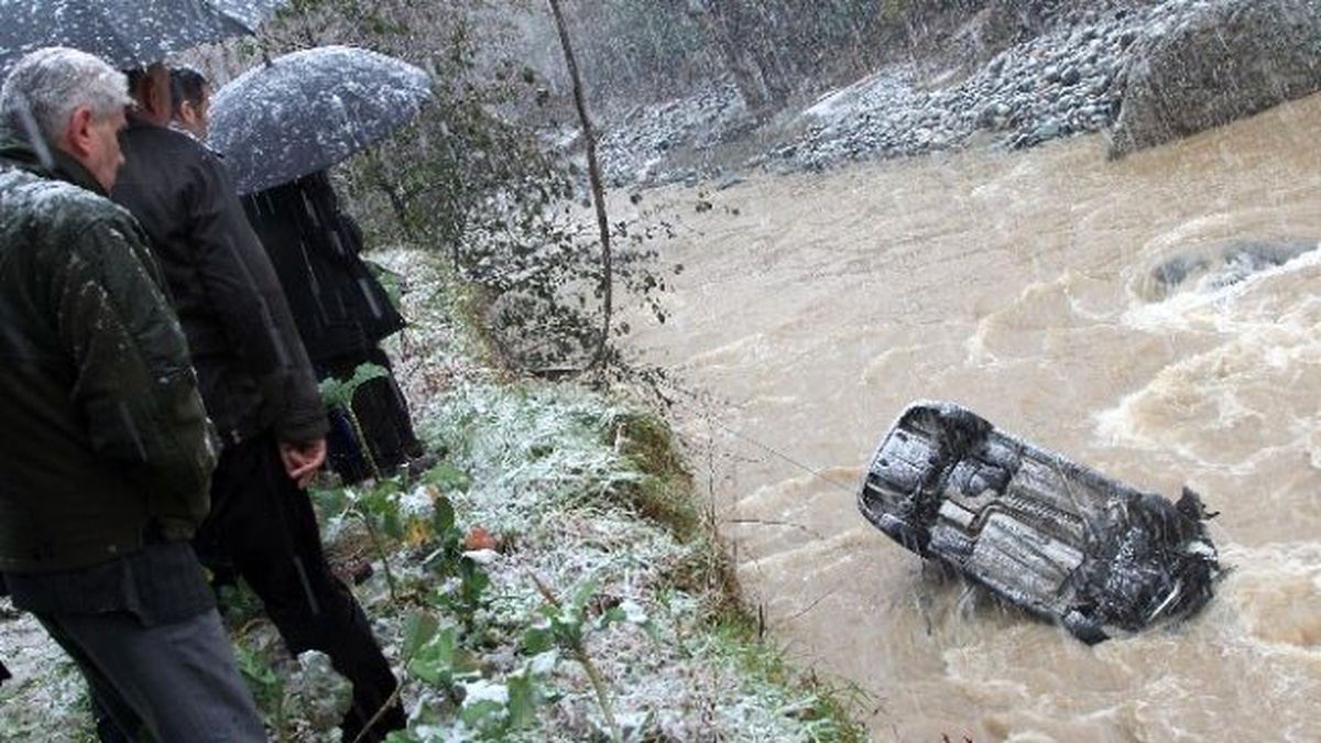 Rize\'de Otomobil Hemşin Deresi\'ne Uçtu: 1 Kayıp, 4 Yaralı
