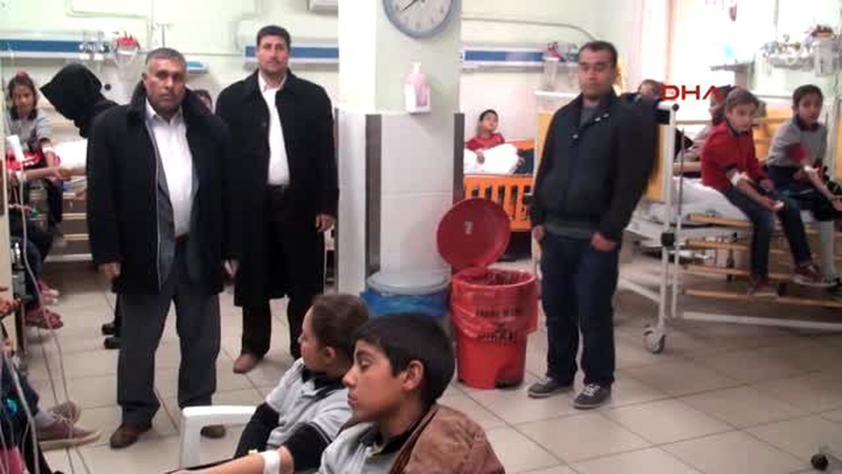 98 Öğrenci Okulda Yedikleri Yemekten Zehirlendi