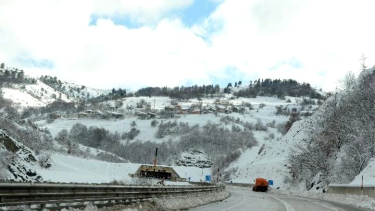 Sinop\'ta 118 Köy Yolu Ulaşıma Kapandı