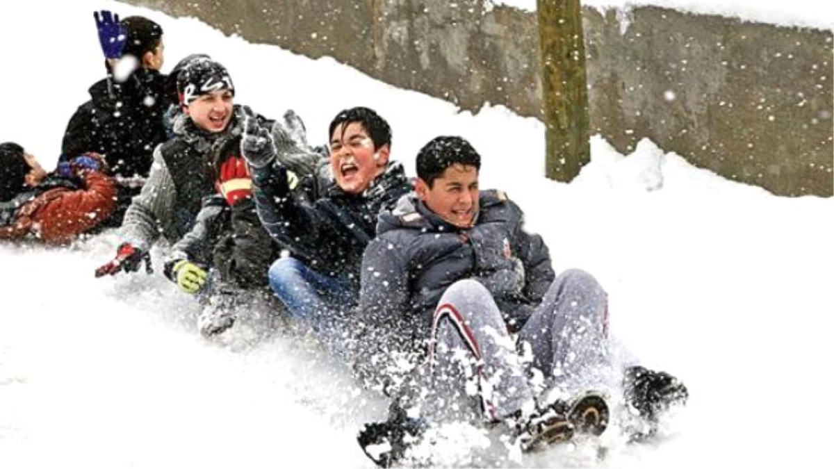 Şırnak\'ta Okullar Yarın Kar Nedeniyle Tatil Edildi