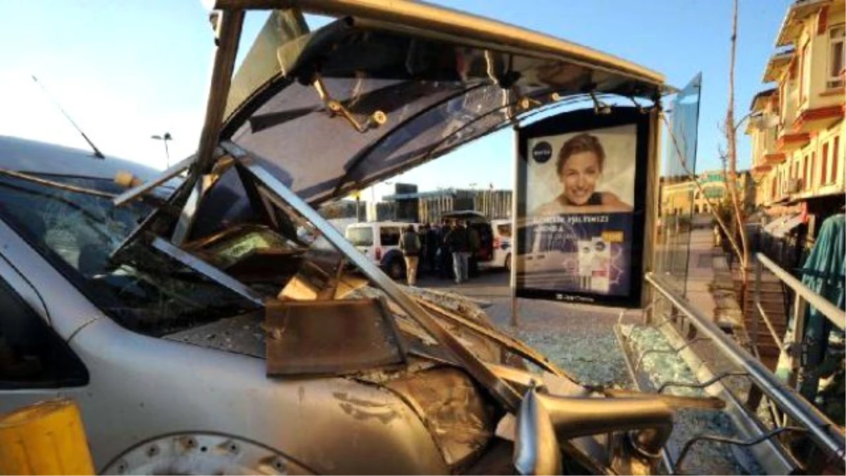 Sürücüsünün Direksiyon Hakimiyetini Kaybettiği Araç Otobüs Durağına Çarptı: 3 Yaralı
