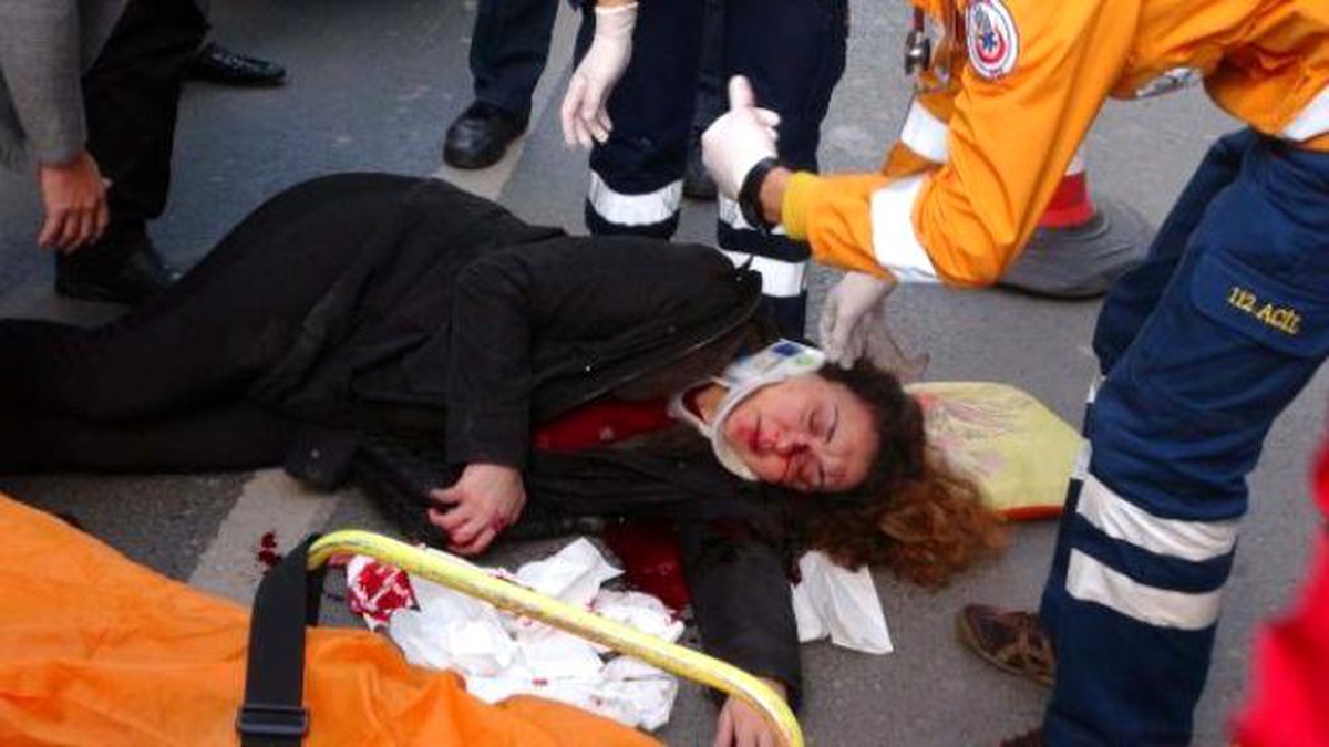 Taksim\'de Yolun Karşısına Geçmeye Çalışan Kadına Araç Çarptı