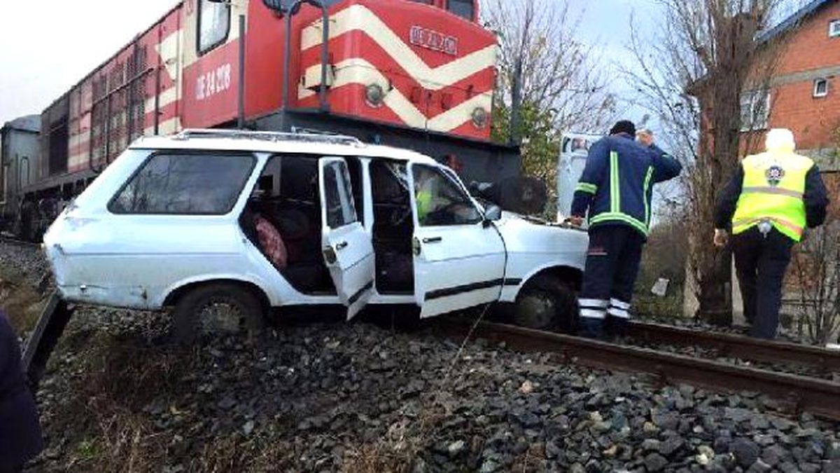 Tren Otomobile Çarptı: 2 Yaralı